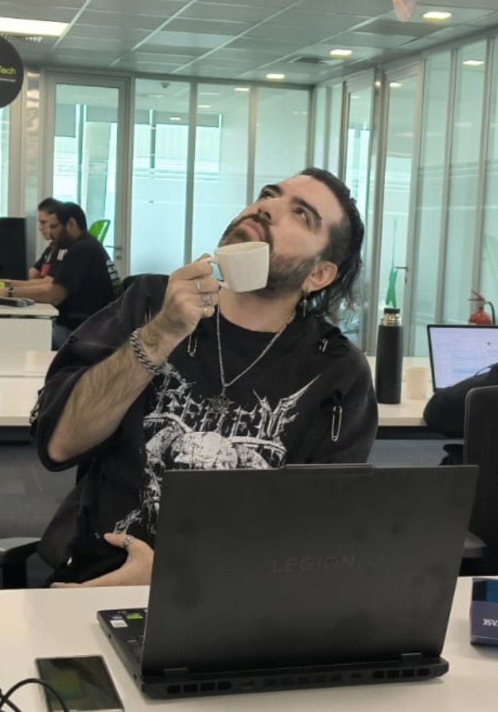 Zhad tomando café en la oficina