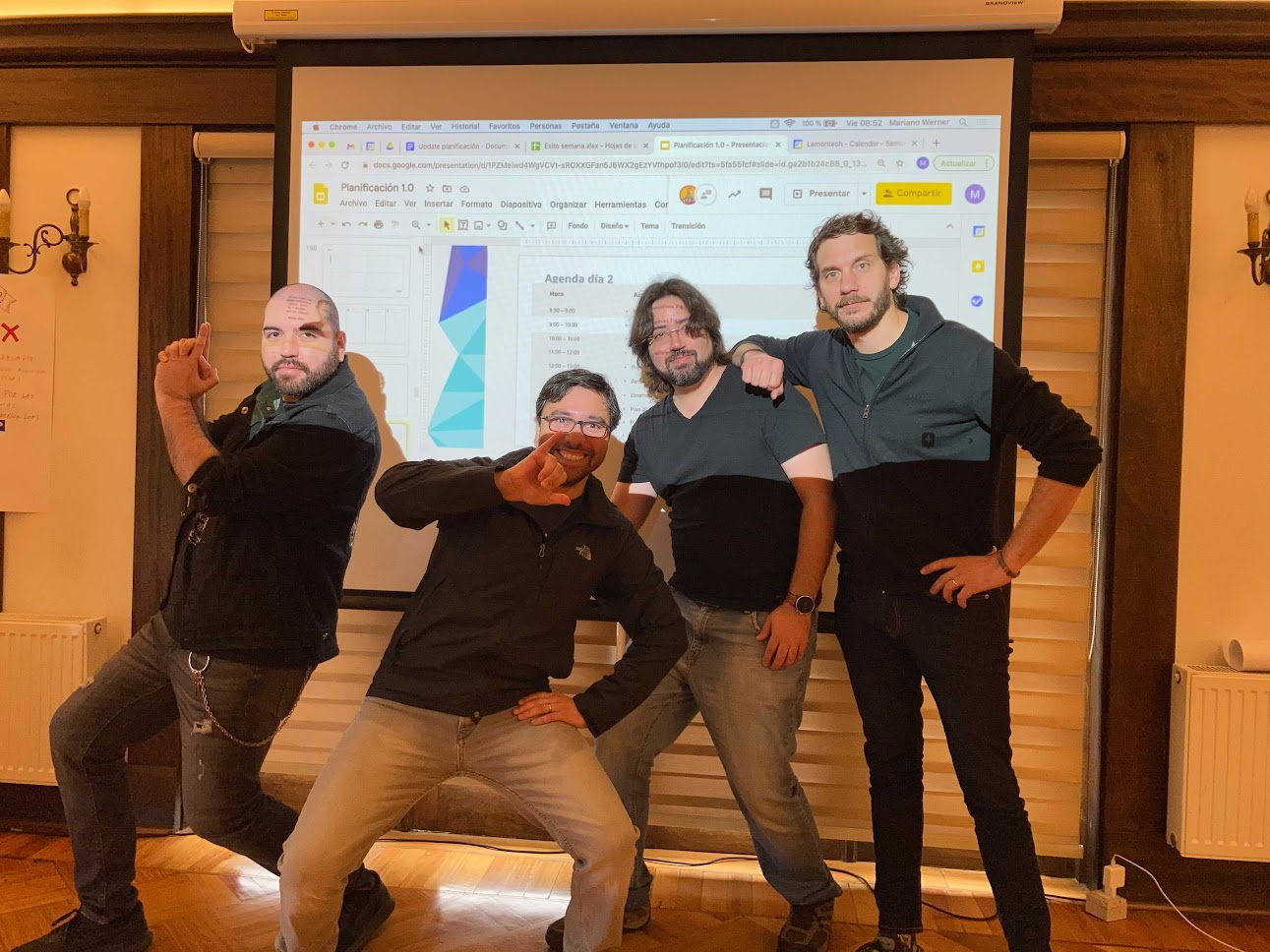 Equipo posando en una reunión de planificación