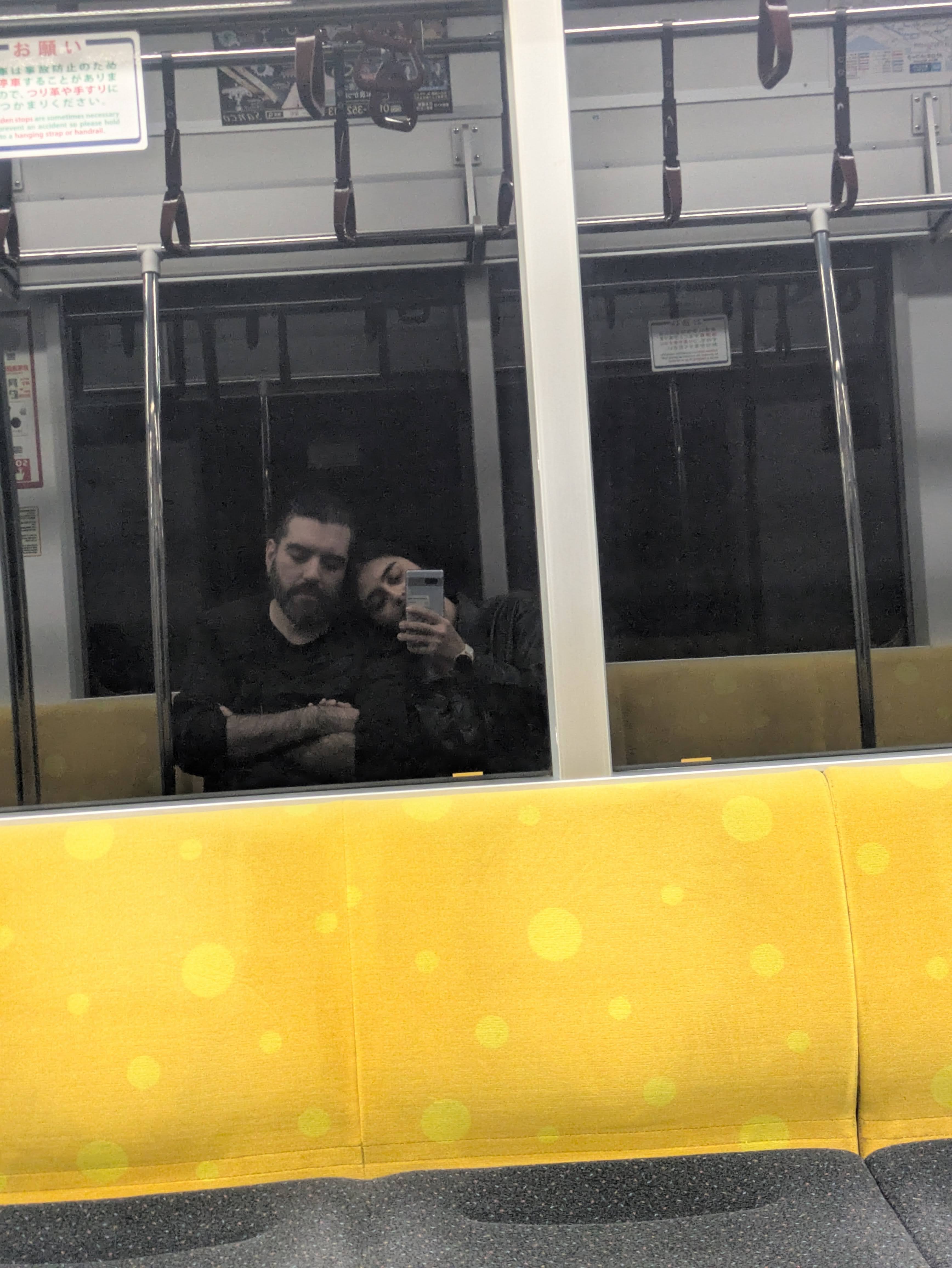 Zhad y Dani en el metro en Japón